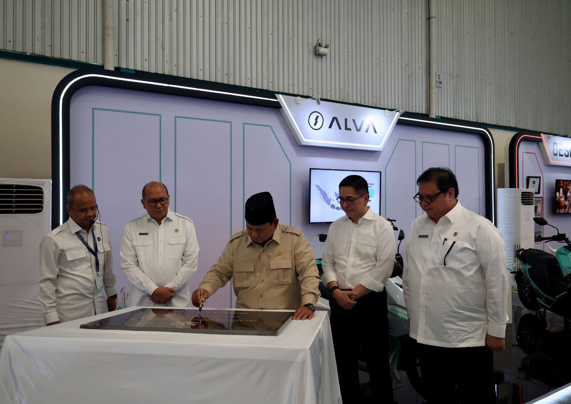 Presiden RI Prabowo Subianto saat menghadiri peluncuran Ekosistem Motor Listrik Nasional (MOLINAS) di Cikarang, Kabupaten Bekasi, Jawa Barat, Kamis (13/8/2026).