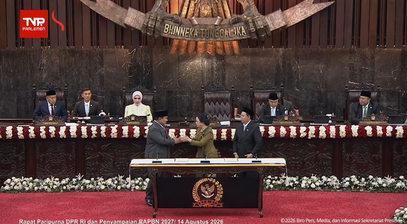 Presiden Prabowo Subianto, Ketua DPR RI Puan Maharani, dan Ketua DPD DRI Sultan Najamuddin saat pidato Nota Keuangan dan RAPBN 2027 di Gedung DPR/MPR, Jakarta, Jumat, 14 Agustus 2026.  <b>(TV Parlemen)</b>