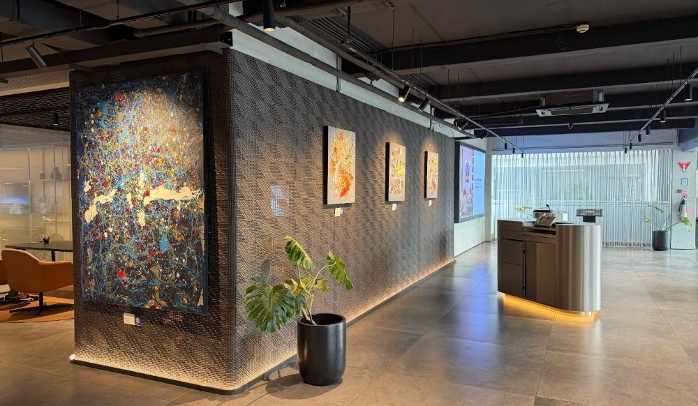 BMW Astra berkolaborasi dengan Teh Villa Gallery melalui program "The Art of Joy: Celebrating Indonesia Through Art" di BMW Astra Cilandak, Jakarta Selatan, dan BMW Astra Serpong. (Foto: Dok/Istimewa) 