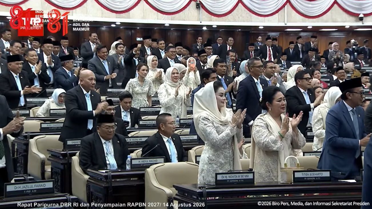 Anggota DPR RI termasuk Titiek Soeharto dari Fraksi Gerindra memberikan standing applause untuk Presiden Prabowo Subianto yang memaparkan Nota Keuangan dan RAPBN 2027 di Gedung DPR/MPR, Jakarta, Jumat, 14 Agustus 2026.  <b>(TV Parlemen)</b>