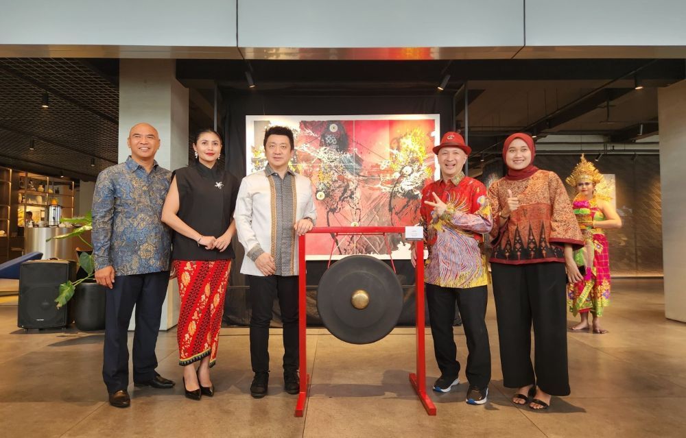 BMW Astra berkolaborasi dengan Teh Villa Gallery melalui program "The Art of Joy: Celebrating Indonesia Through Art" di BMW Astra Cilandak, Jakarta Selatan, dan BMW Astra Serpong. (Foto: Dok/Istimewa) 