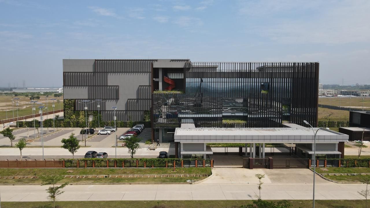  Hyperscale Data Center NeutraDC Cikarang.