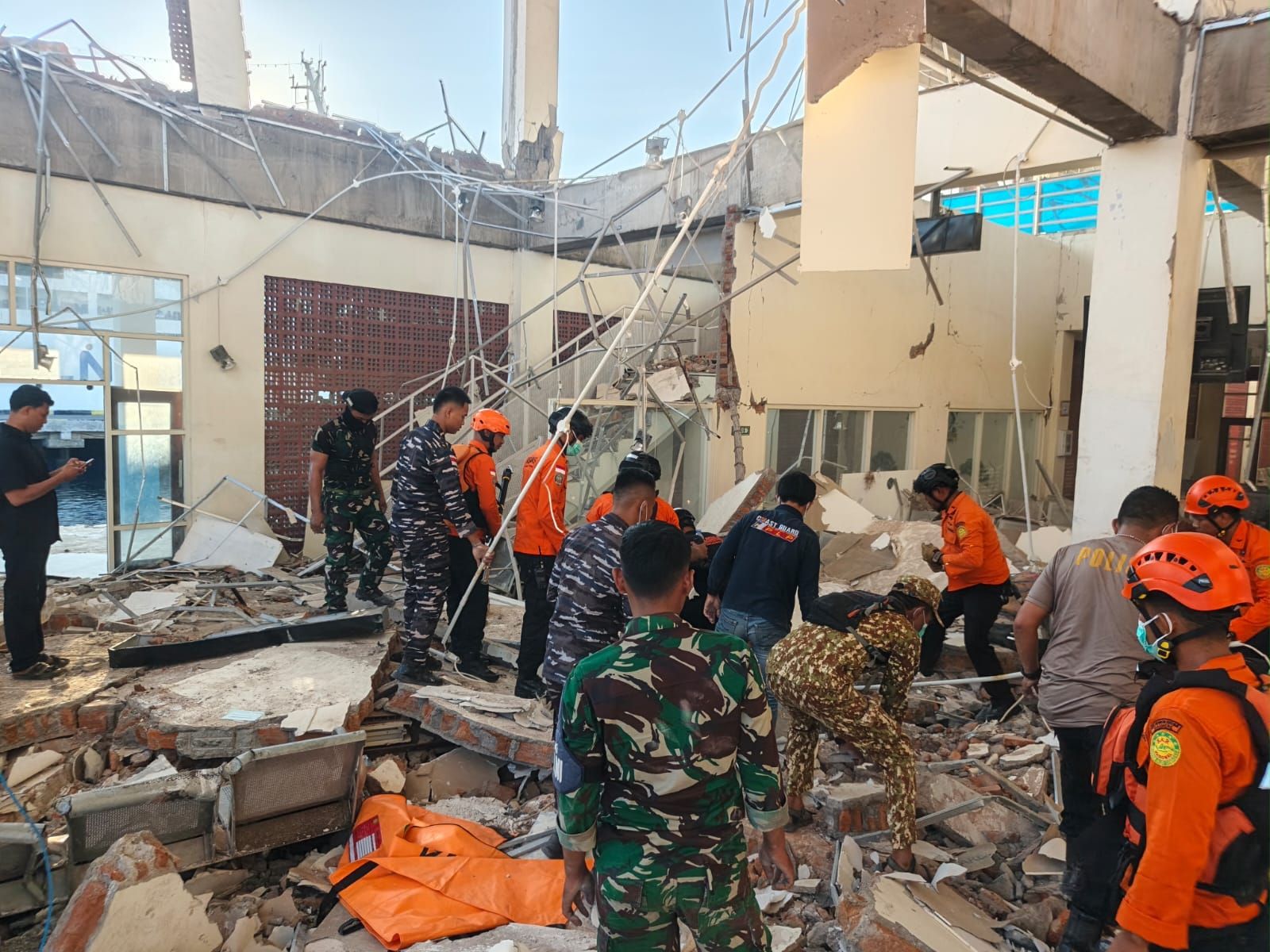 Prajurit TNI bantu cari korban gempa NTT. 