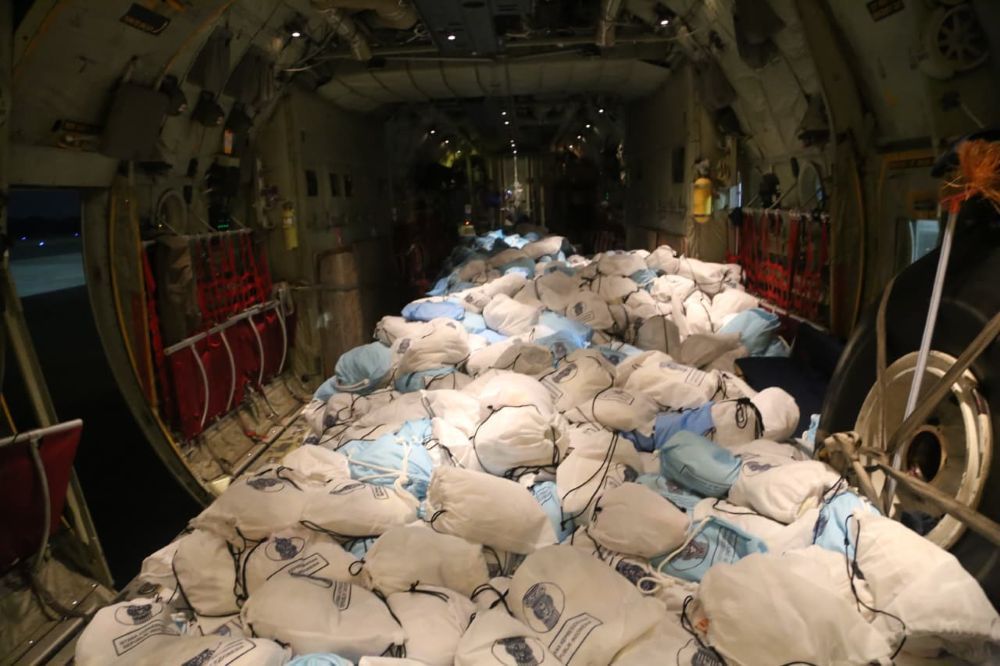 TNI mengerahkan dua pesawat Hercules untuk mengirimkan 27,09 ton bantuan tahap pertama bagi masyarakat terdampak gempa bumi di Nusa Tenggara Timur (NTT), pada Sabtu (15/8/2026). (Foto: Dok/Istimewa/Puspen TNI)