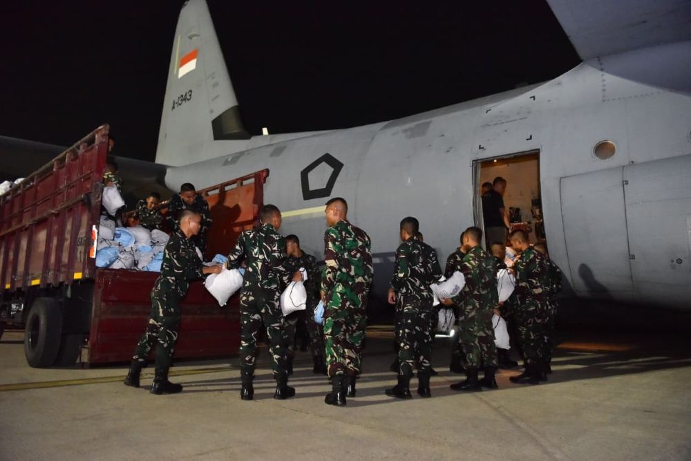 TNI mengerahkan dua pesawat Hercules untuk mengirimkan 27,09 ton bantuan tahap pertama bagi masyarakat terdampak gempa bumi di Nusa Tenggara Timur (NTT), pada Sabtu (15/8/2026). (Foto: Dok/Istimewa/Puspen TNI)