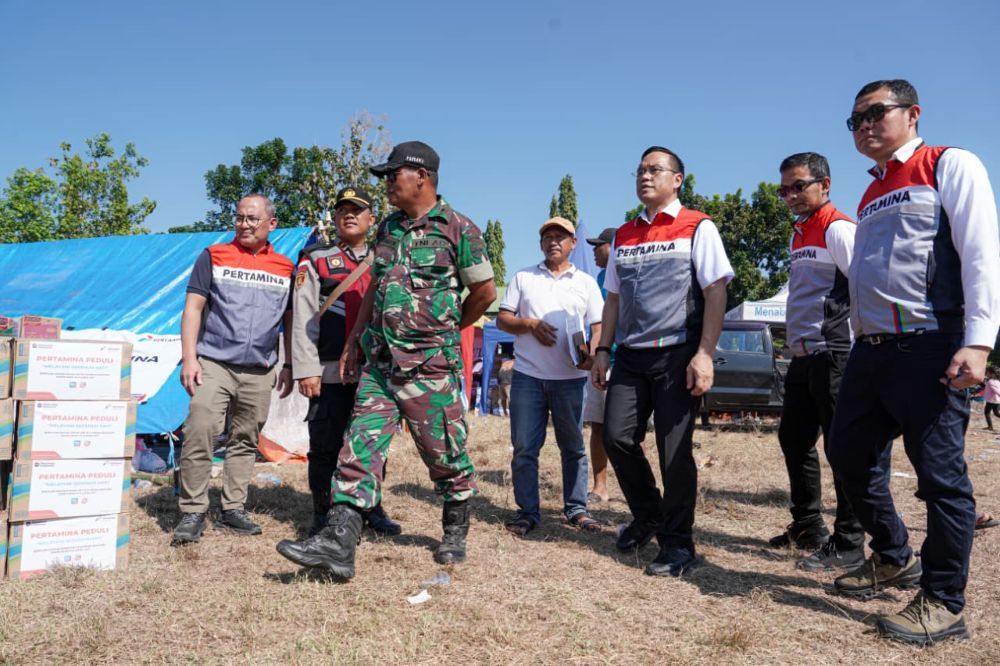 Direktur Utama PT Pertamina (Persero) Simon Aloysius Mantiri hadir langsung ke lokasi terdampak bencana gempa Flores, Nusa Tenggara Timur (NTT), dengan menyalurkan bantuan. (Foto: Dok/Istimewa)