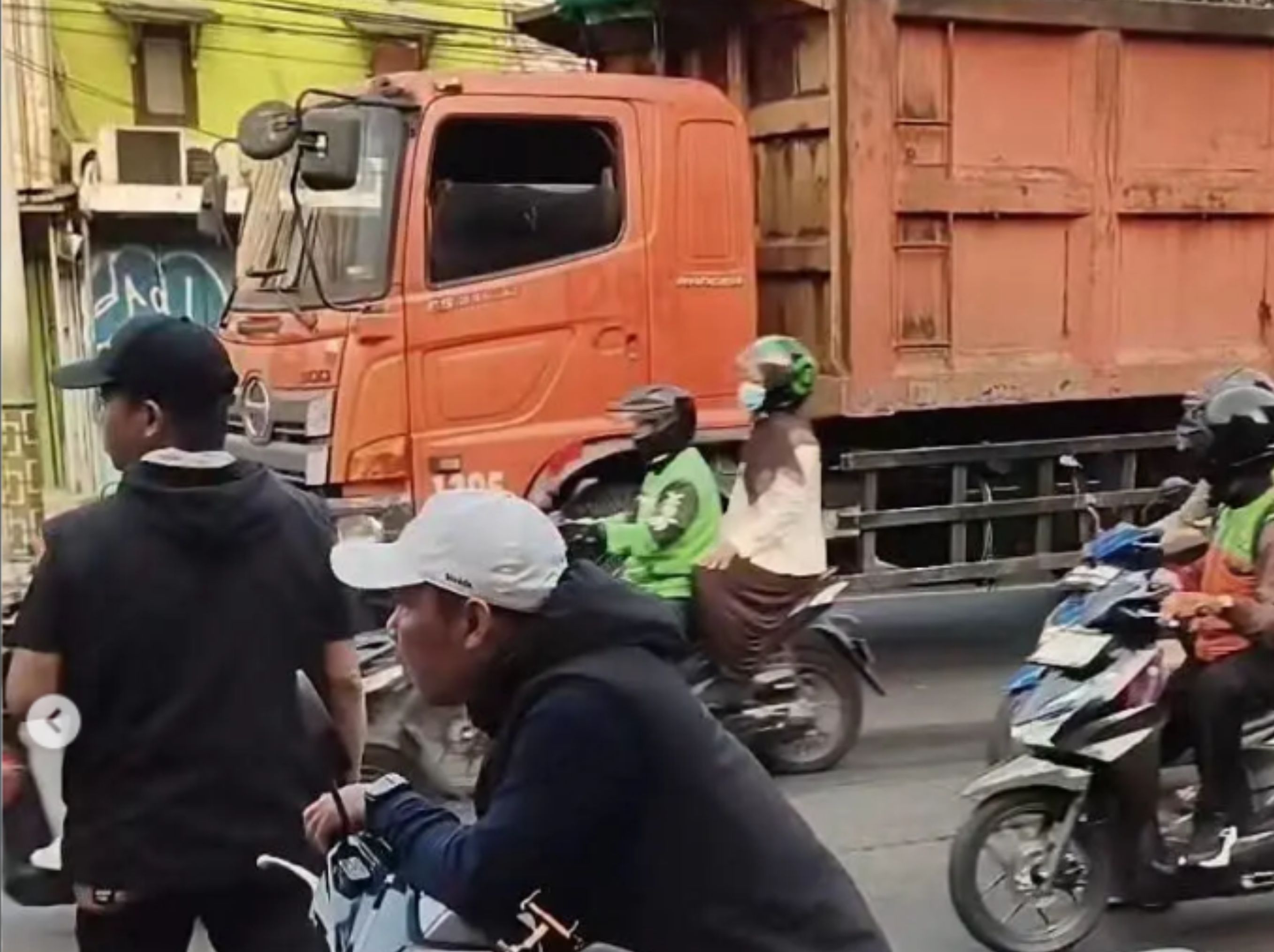 Innalillahi wa inna ilaihi roji&rsquo;un. Baru saja terjadi kecelakaan di depan gang RS Polri Kramat Jati, Jakarta Timur, Senin (17/8/2026) pagi.  <b>(kabar.otista)</b>