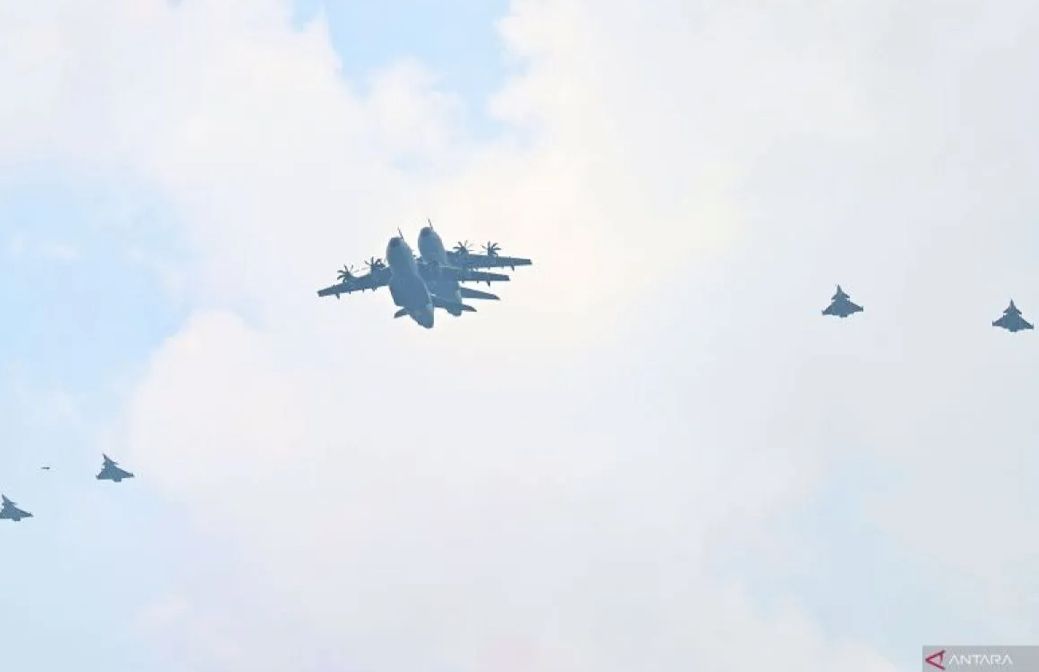 Pesawat angkut A400M dan empat jet Rafale dari TNI AU membentuk formasi saat terbang usai Upacara Peringatan Detik-Detik Proklamasi Kemerdekaan ke-81 Republik Indonesia di Istana Merdeka, Jakarta, Senin (17/8/2026). HUT Ke-81 RI tersebut mengangkat t <b>(ANTARA FOTO/Galih Pradipta)</b>