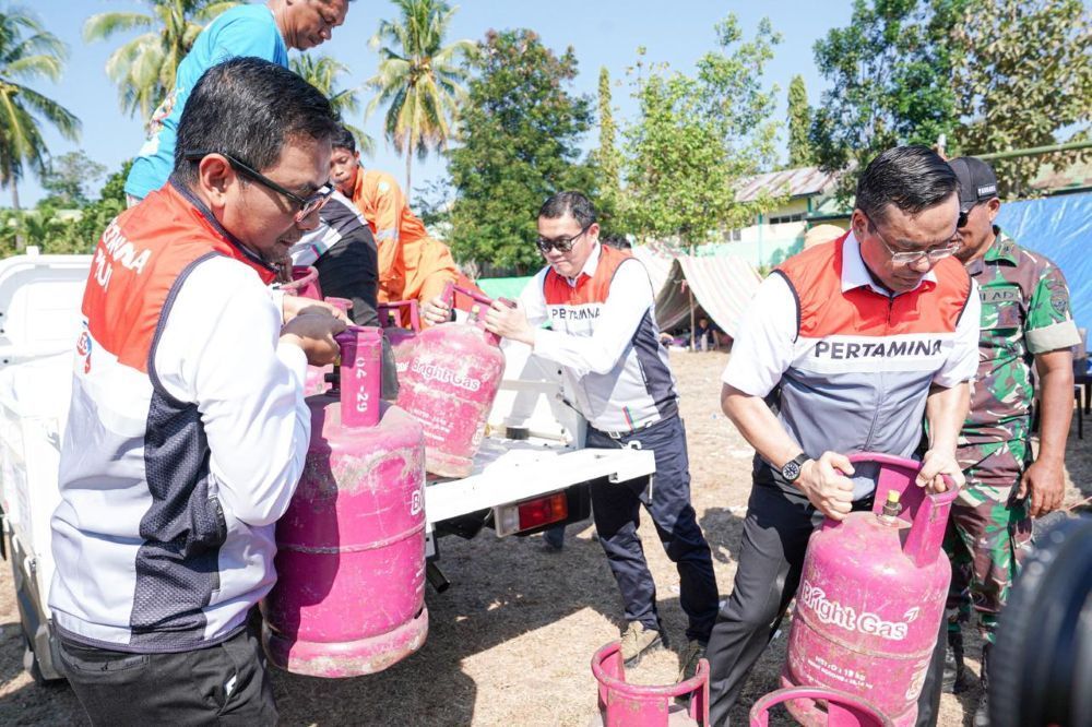 Direktur Utama PT Pertamina (Persero) Simon Aloysius Mantiri hadir langsung ke lokasi terdampak bencana gempa Flores, Nusa Tenggara Timur (NTT), dengan menyalurkan bantuan. (Foto: Dok/Istimewa)