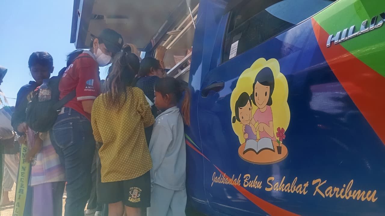 Tak Hanya Kebutuhan Dasar, Trauma Healing dan Perpustakaan Dihadirkan bagi Pengungsi Anak-Anak Gempa NTT.