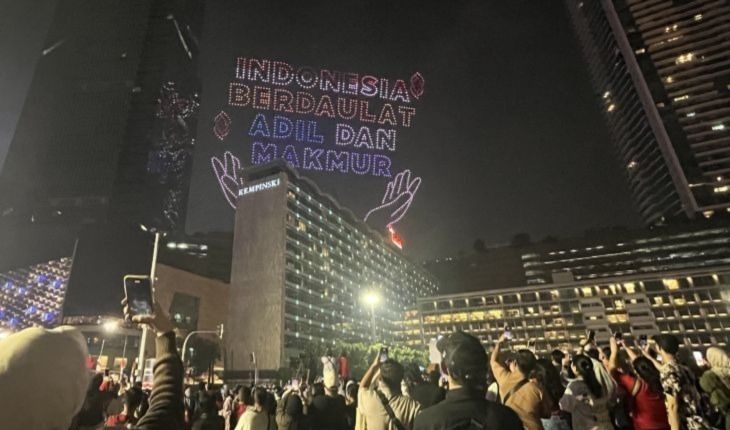 Masyarakat mengabadikan momen pertunjukan atraksi drone yang menampilkan ilustrasi bercerita perjalanan Indonesia dalam memperingati Hari Ulang Tahun (HUT) ke-81 Kemerdekaan Republik Indonesia, mewarnai langit Bundaran HI, Jakarta <b>(Antara)</b>