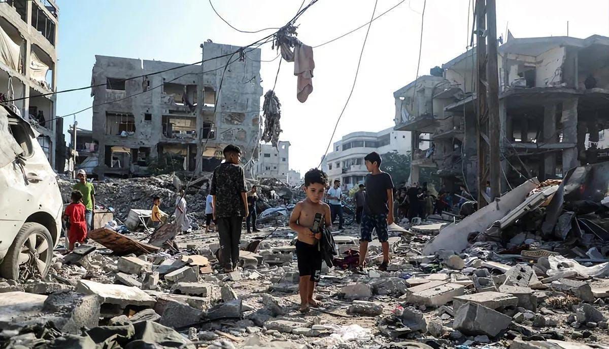 Seorang anak berada di antara puing bangunan akibat serangan udara Israel di kamp pengungsi Al-Shati, sebelah barat Kota Gaza, Palestina <b>(Antara)</b>