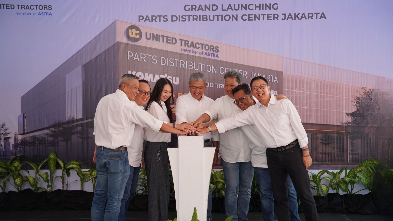 Jajaran manajemen United Tractors bersama-sama melakukan peresmian PDC Jakarta.