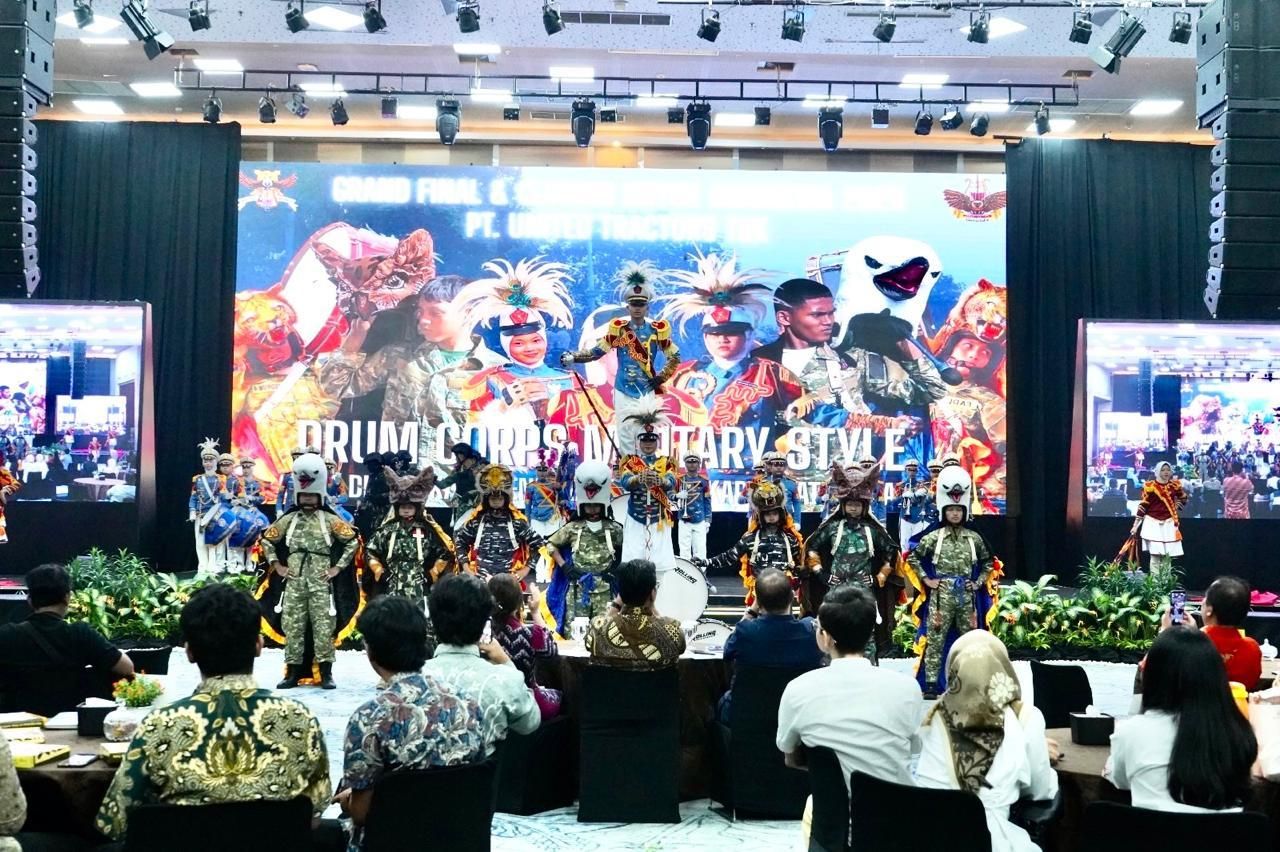 Penampilan drumband military band Gema Dinamika SMK Dinamika Pembangunan 2, Jakarta Timur.