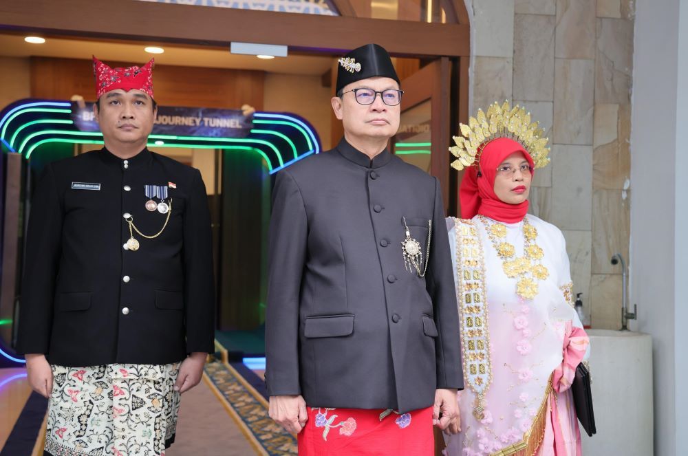 Kepala BPOM RI Prof. dr. Taruna Ikrar, M.Biomed., Ph.D., bertindak sebagai inspektur upacara pada upacara peringatan Hari Ulang Tahun (HUT) ke-81 Kemerdekaan Republik Indonesia. (Istimewa) 