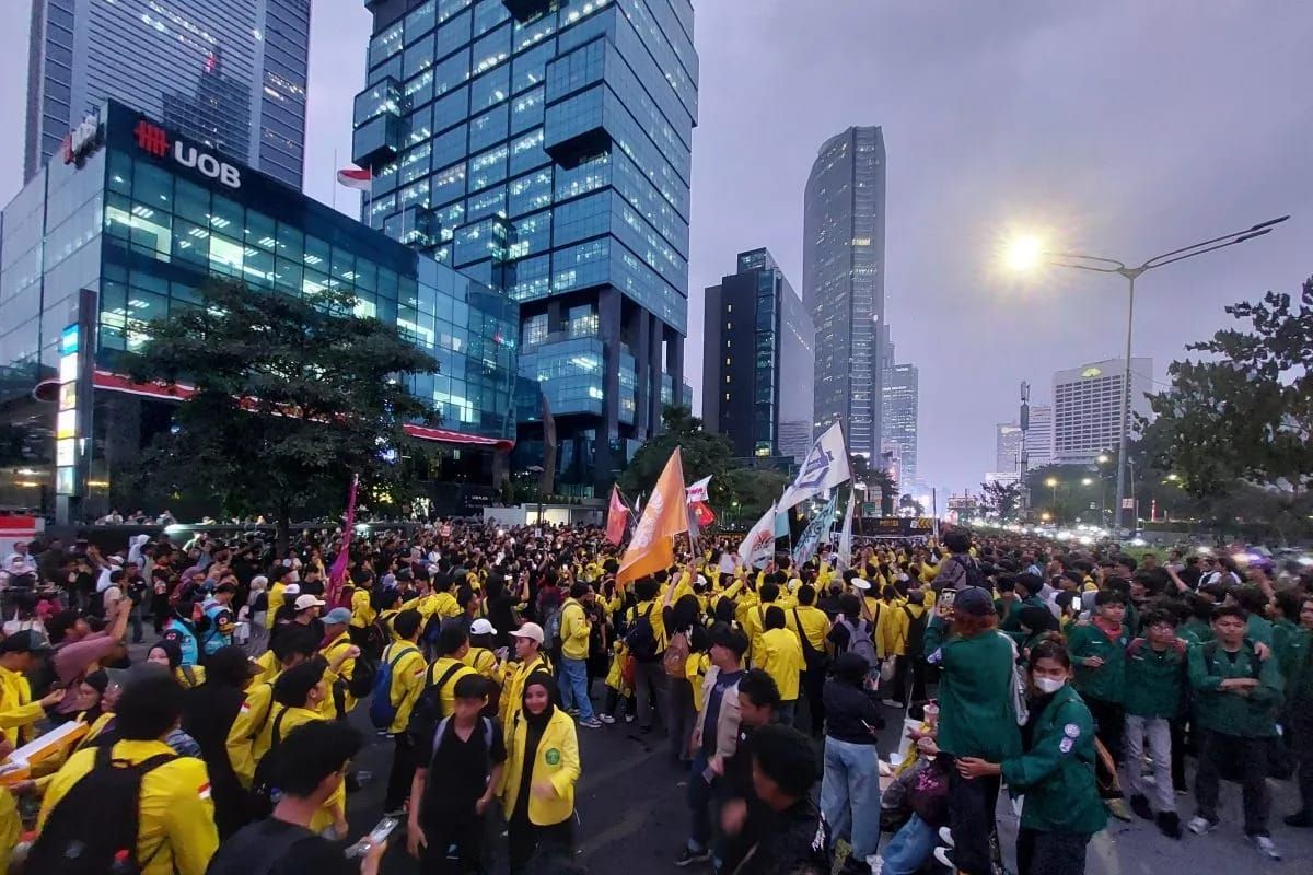 Mahasiswa saat melakukan unjuk rasa di depan Gedung UOB, Jalan Jenderal Sudirman, Jakarta Pusat <b>(Antara)</b>