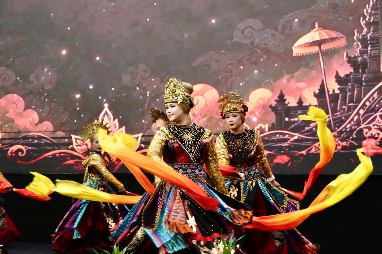  penampilan sanggar tari club hobby  PT Pamapersada Nusantara pada puncak acara  grand final &amp; closing UNTUK Indonesia.
