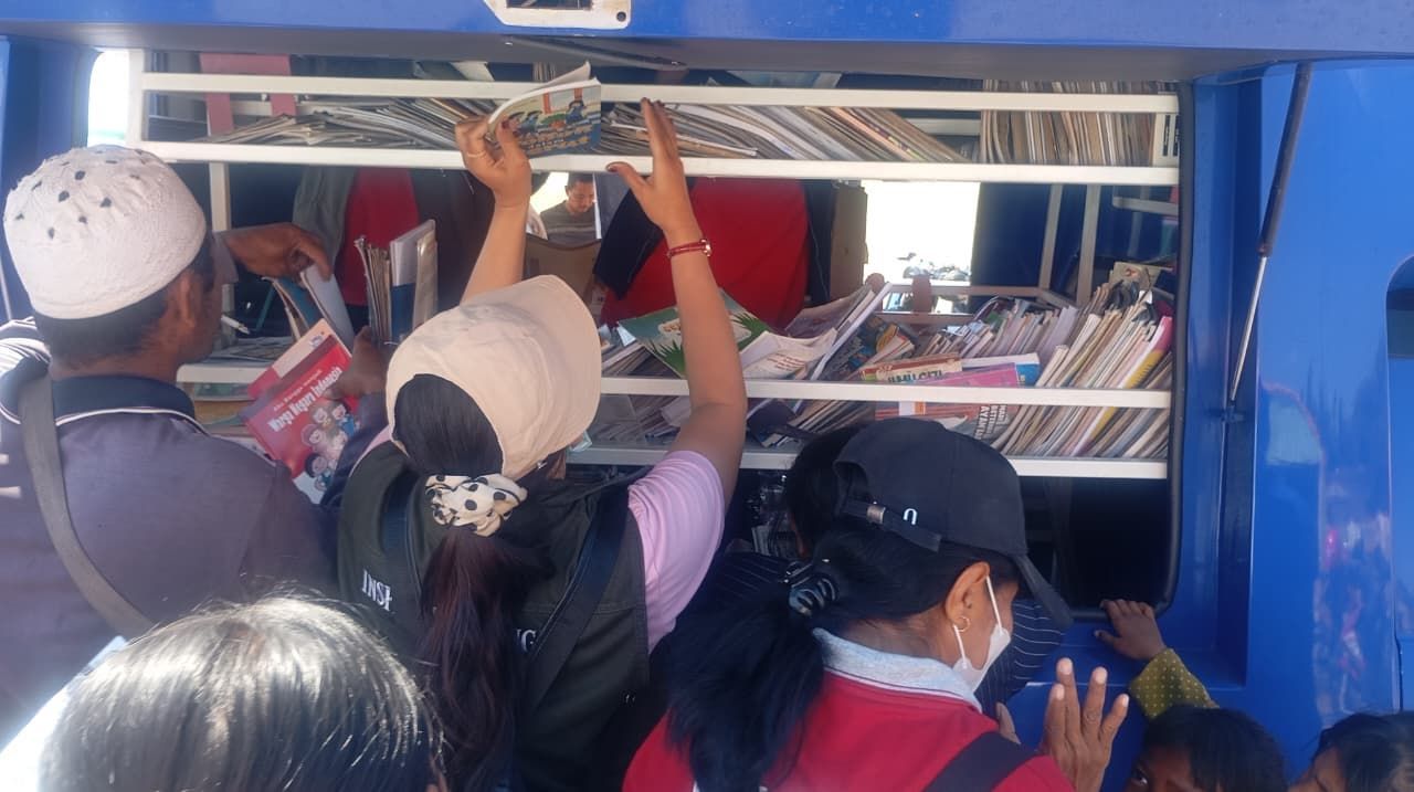 Tak Hanya Kebutuhan Dasar, Trauma Healing dan Perpustakaan Dihadirkan bagi Pengungsi Anak-Anak Gempa NTT.