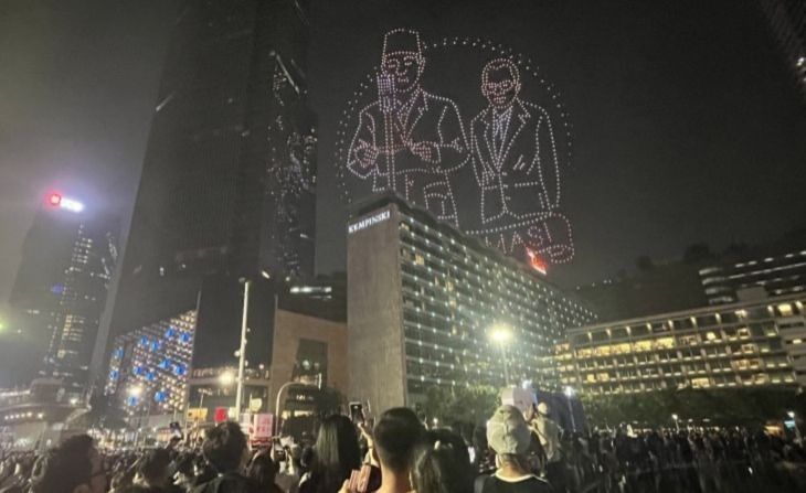 Masyarakat mengabadikan momen pertunjukan atraksi drone yang menampilkan ilustrasi bercerita perjalanan Indonesia dalam memperingati Hari Ulang Tahun (HUT) ke-81 Kemerdekaan Republik Indonesia, mewarnai langit Bundaran HI, Jakarta <b>(Antara)</b>