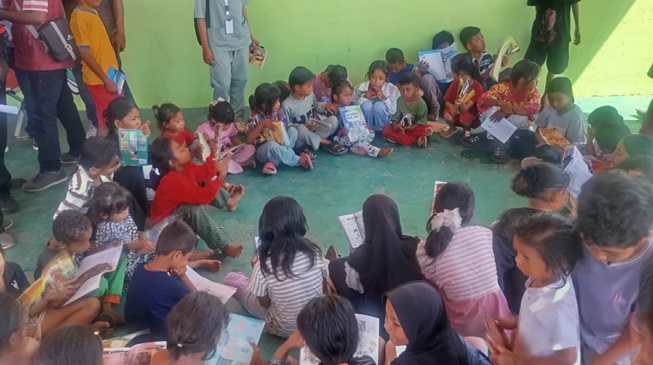 Tak Hanya Kebutuhan Dasar, Trauma Healing dan Perpustakaan Dihadirkan bagi Pengungsi Anak-Anak Gempa NTT.