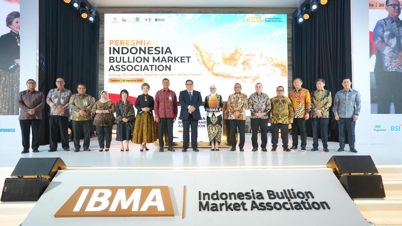 Menteri Koordinator Perekonomian RI Airlangga Hartarto (tengah) meresmikan berdirinya Indonesia Bulliion Market Association  bersama Direktur Utama PT Bank Syariah Indonesia (Persero) Tbk Anggoro Eko Cahyo (kiri) dan Ketua Indonesia Bullion Market Association (IBMA) Selfie Dewiyanti (kanan) di Jakarta disaksikan. 