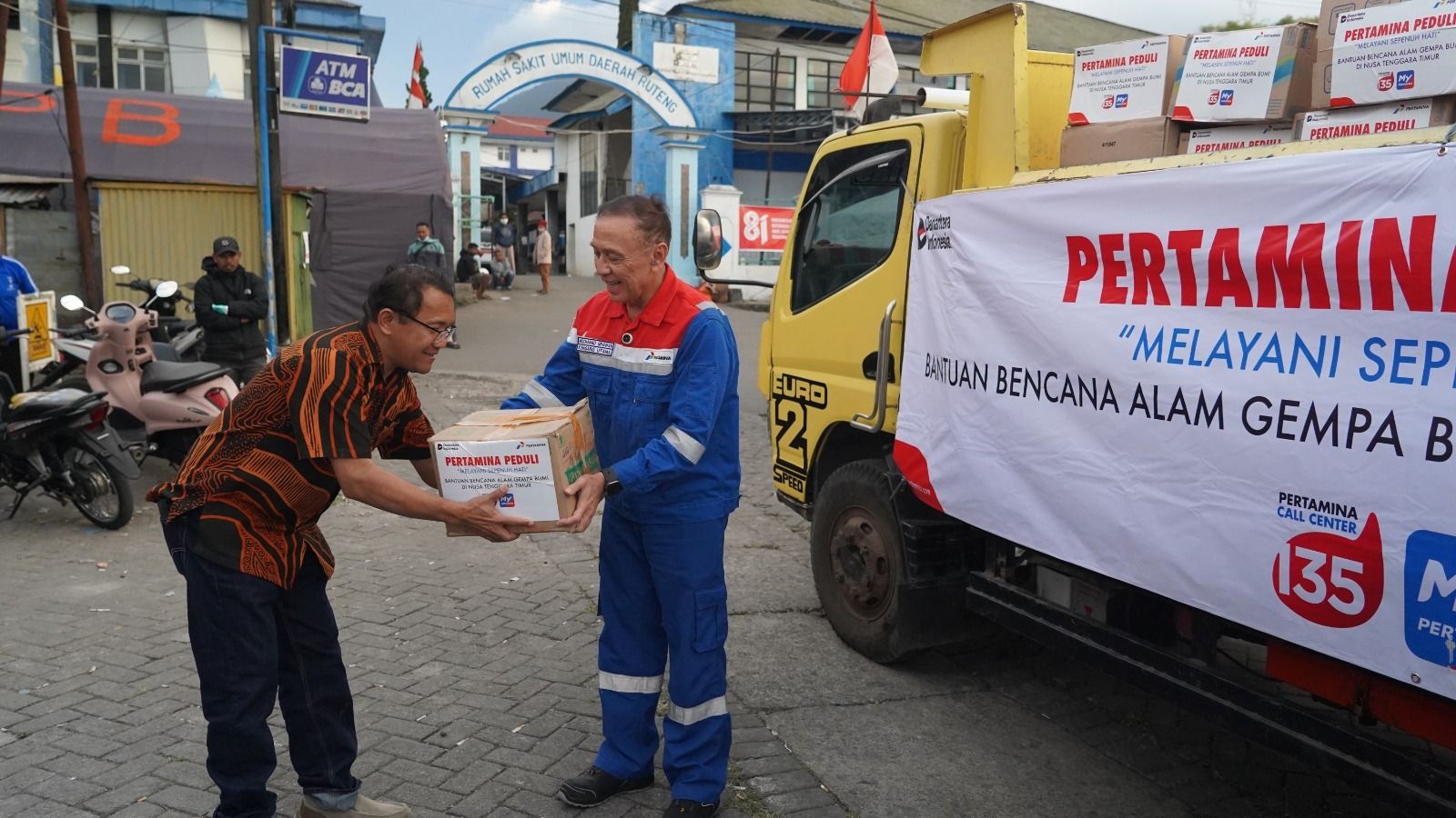 Corporate Secretary Pertamina, Arya Dwi Paramita, secara simbolis memberikan bantuan bagi para pengungsi di posko Pertamina Peduli Lapangan Barangkolong, Reo, Kabupaten Manggarai, Nusa Tenggara Timur (NTT), Kamis 20 Agustus 2026. <b>(Pertamina)</b>