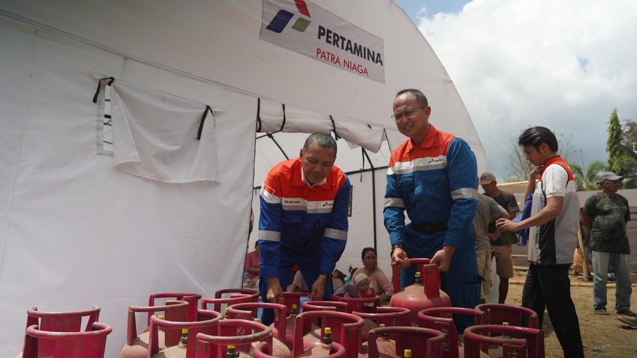 Corporate Secretary Pertamina, Arya Dwi Paramita, secara simbolis memberikan bantuan bagi para pengungsi di posko Pertamina Peduli Lapangan Barangkolong, Reo, Kabupaten Manggarai, Nusa Tenggara Timur (NTT), Kamis 20 Agustus 2026. <b>(Pertamina)</b>