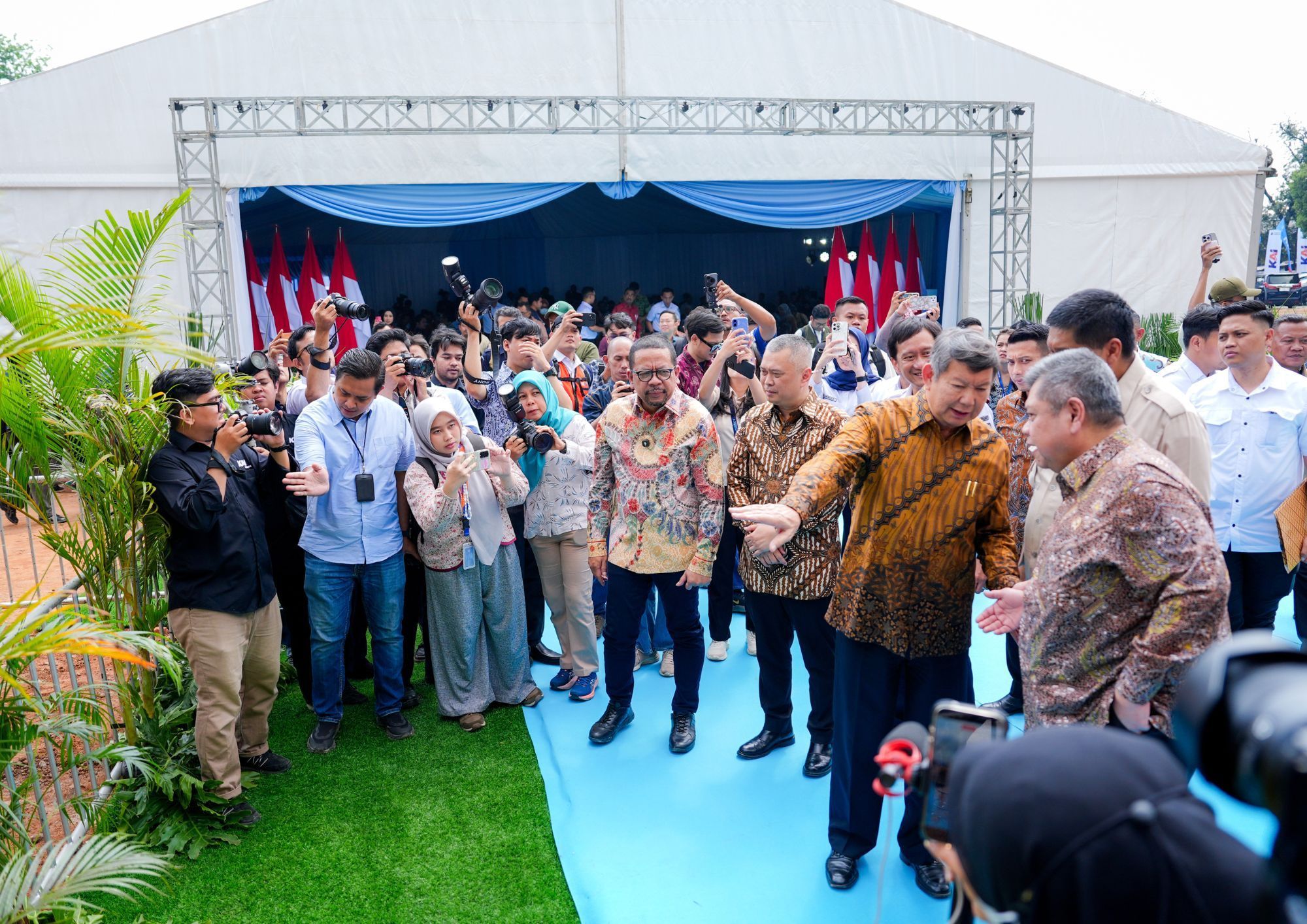 Ketua Satgas Perumahan Hashim Djojohadikusumo bersama jajaran pimpinan BUMN dan kementerian meninjau area groundbreaking proyek Hunian Terjangkau Manggarai, Jakarta, Jumat (21/8/2026).