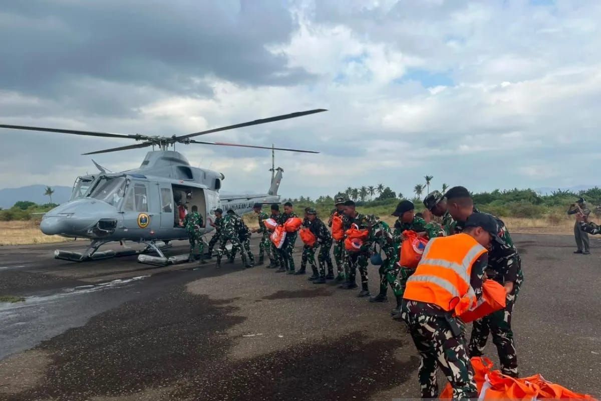Helikopter Bell-412 EP/HU-4206 milik TNI AL mengangkut bantuan logistik untuk korban gempa NTT dari Labuan Bajo <b>(Antara)</b>