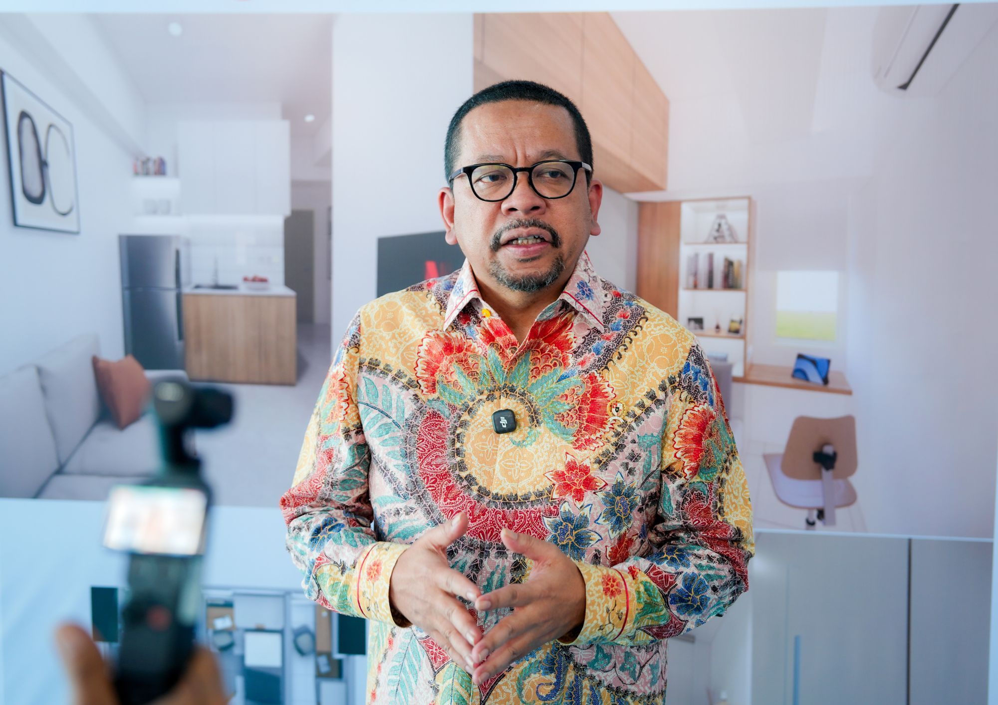 Kepala Badan Komunikasi Pemerintah (Bakom) RI Muhammad Qodari memberikan keterangan pers usai menghadiri Groundbreaking Hunian Terjangkau Manggarai di Jakarta, Jumat (21/8/2026)