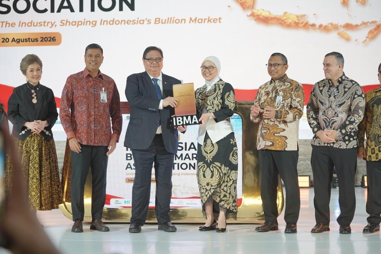 Menteri Koordinator Bidang Perekonomian Airlangga Hartarto menyerahkan plakat peresmian IBMA kepada Ketua Umum IBMA, Selfie Dewiyanti.