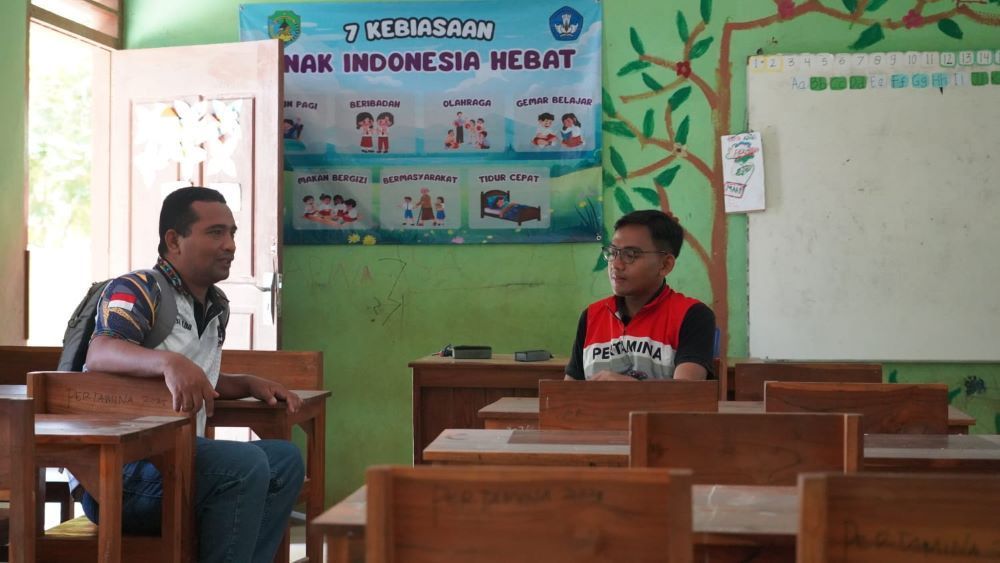 Melalui program Tanggung Jawab Sosial dan Lingkungan (TJSL), PT Pertamina (Persero) memberikan 39 meja dan 70 kursi untuk mendukung kegiatan belajar mengajar di SDN Batu Cermin, Kecamatan Komodo, Kabupaten Manggarai Barat, Nusa Tenggara Timur.