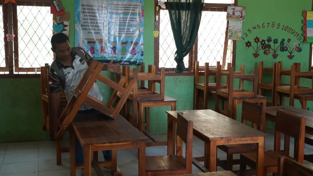 Melalui program Tanggung Jawab Sosial dan Lingkungan (TJSL), PT Pertamina (Persero) memberikan 39 meja dan 70 kursi untuk mendukung kegiatan belajar mengajar di SDN Batu Cermin, Kecamatan Komodo, Kabupaten Manggarai Barat, Nusa Tenggara Timur.
