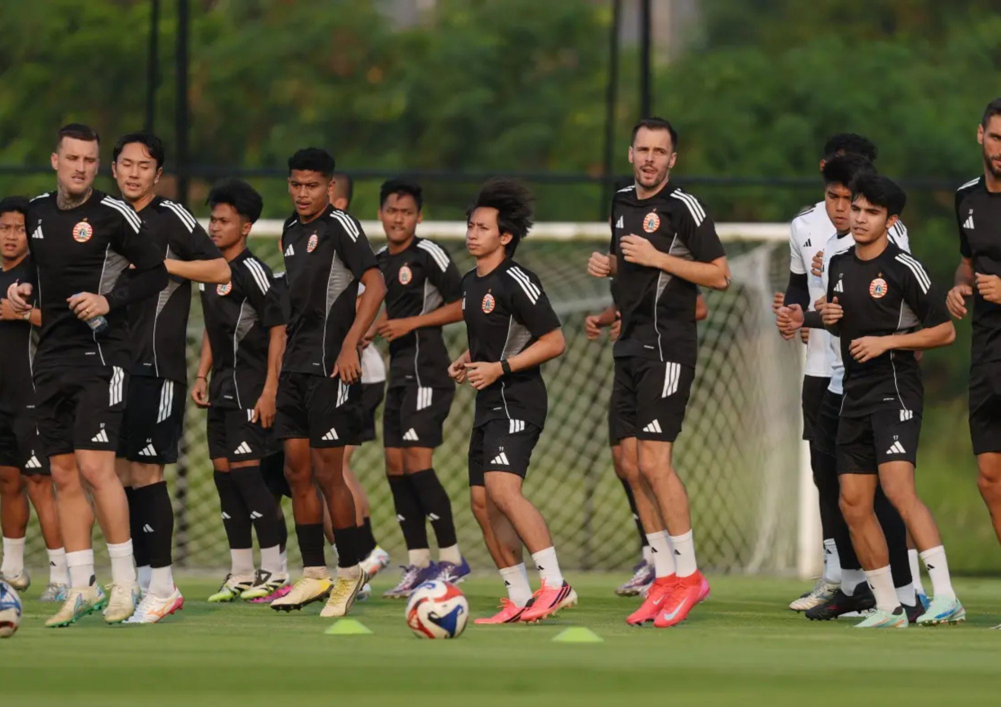 Para pemain Persija Jakarta menjalani sesi latihan tim untuk memantapkan persiapan skuad menjelang bergulirnya kompetisi. <b>(persija.id)</b>