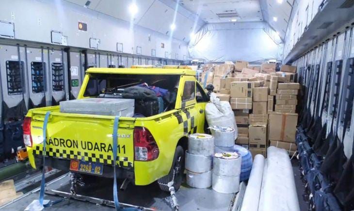 Alat-alat pendukung pemadam kebakaran dimasukkan ke dalam pesawat angkut A400M di Lanud Halim Perdanakusuma, Jakarta Timur <b>(Antara)</b>