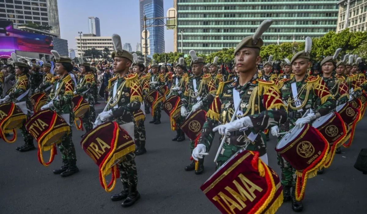 Kadet Mahasiswa Universitas Pertahanan mengikuti acara kirab gabungan bersama saat Hari Bebas Kendaraan Bermotor (HBKB) di kawasan Bunderan HI, Jakarta, Minggu, (7/6/2026). Kegiatan tersebut digelar untuk memberikan hiburan sekaligus menambahkan sema <b>(Antara)</b>