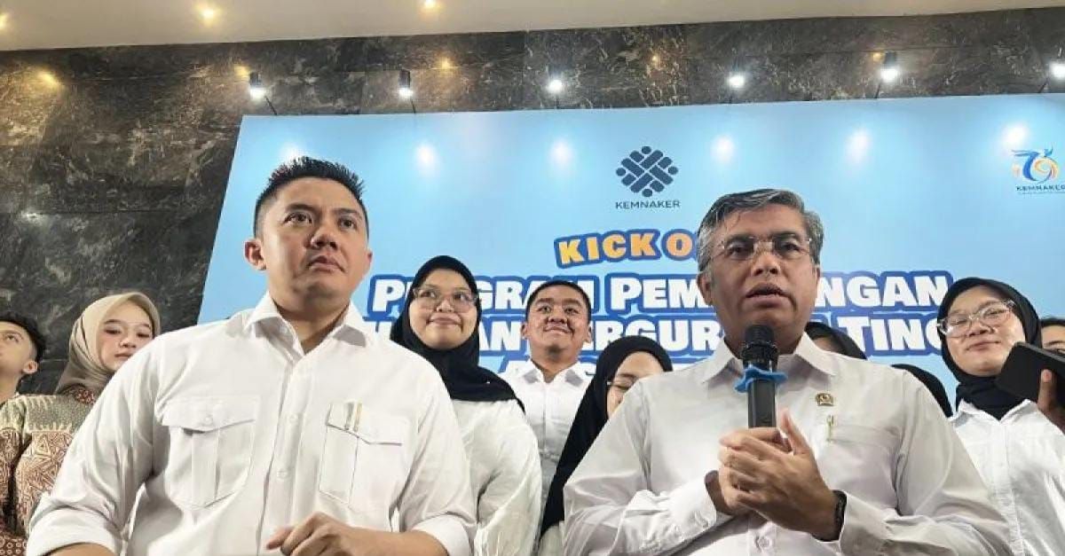 Arsip foto - Menteri Ketenagakerjaan Yassierli (kanan) bersama Sekretaris Kabinet Teddy Indra Wijaya (kiri) meresmikan 'kick off' program Magang Nasional (MagangHub) Angkatan II batch I di Kementerian Ketenagakerjaan, Jakarta <b>(Antara)</b>