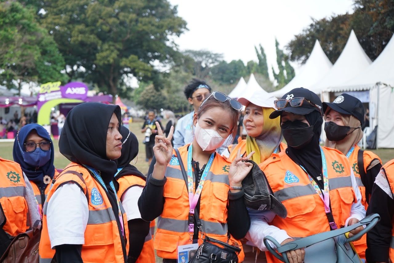 Festival musik seperti Cherrypop memang identik dengan kegembiraan. Namun, di balik itu, ada satu masalah besar yang kerap luput dari perhatian, yaitu tumpukan sampah botol plastik. POPSEA, perusahaan yang bergerak di bidang pengumpulan dan daur ulang plastik pascakonsumsi, hadir untuk mengubah kebiasaan itu menjadi kesadaran kolektif. <b>(pop)</b>