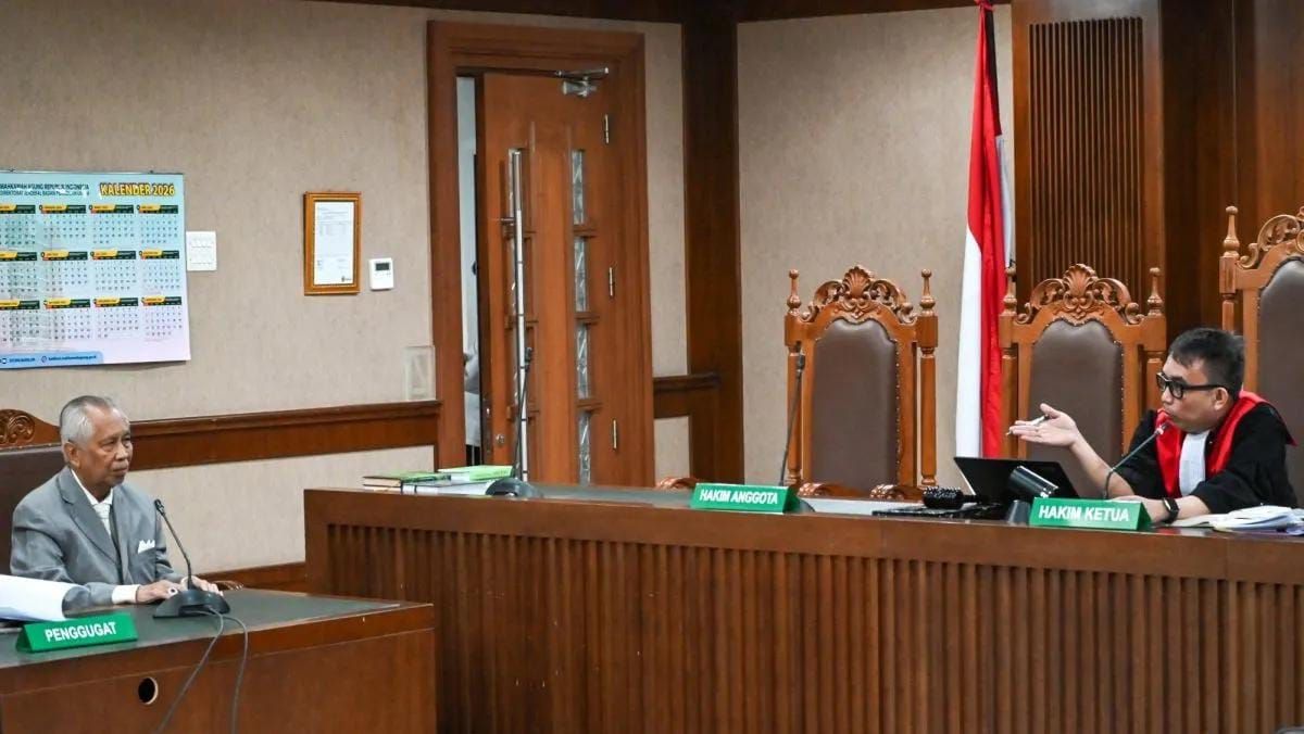 Arsip. Hakim Tunggal Firman Akbar (kanan) memimpin sidang praperadilan dengan agenda tanggapan dari termohon terkait penyitaan pada kasus dugaan korupsi tata kelola program Makan Bergizi Gratis (MBG) dengan tersangka Lodewyk Pusung yang diwakili Kuas <b>(Antara)</b>
