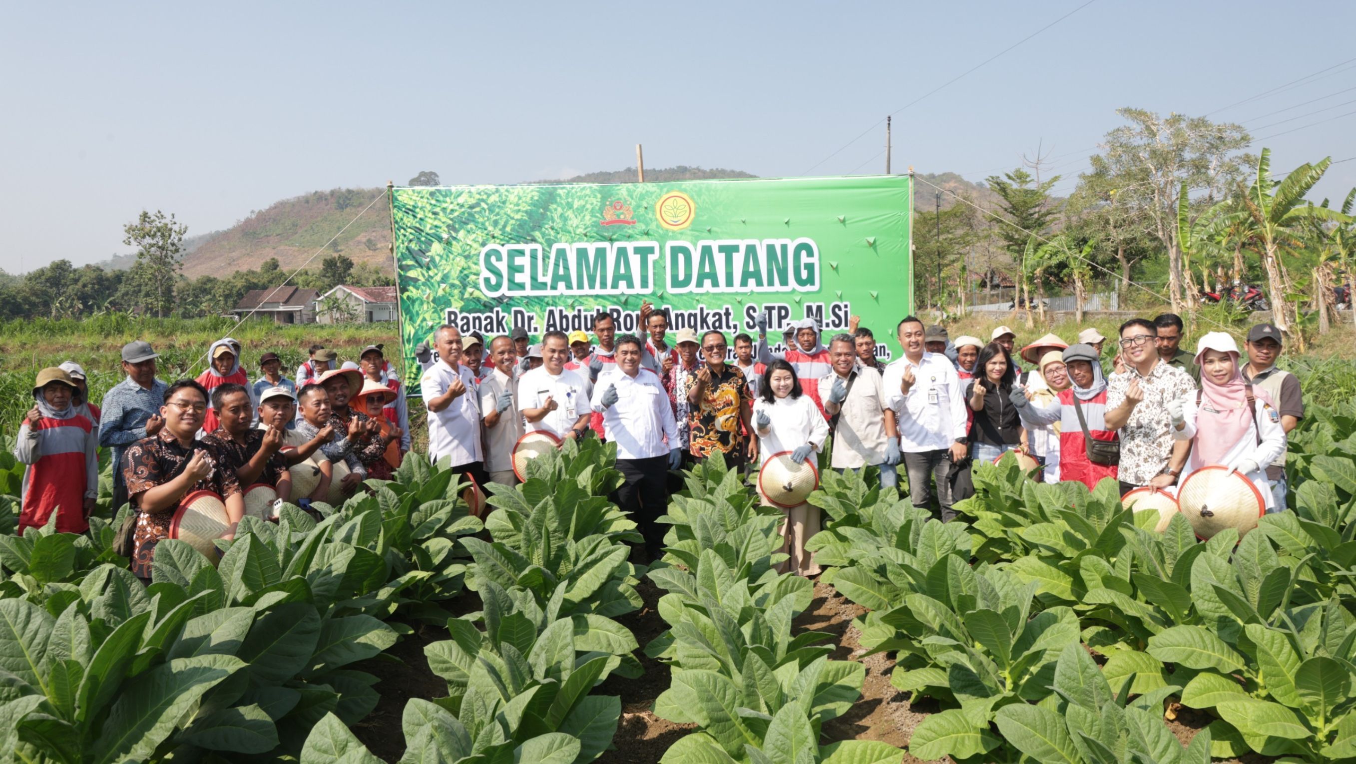 Sejumlah Petani Tembakau dan Direktur Tanaman Semusim dan Tahunan, Direktorat Jenderal Perkebunan Kementan, Dr. Abdul Roni Angkat, S.TP., M.Si bersama Ketua Kelompok Tanaman Semusim, Yudi Wahyudi dan Kepala Dinas Pertanian dan Pangan (Dintanpan) Kabu <b>(Kementan)</b>