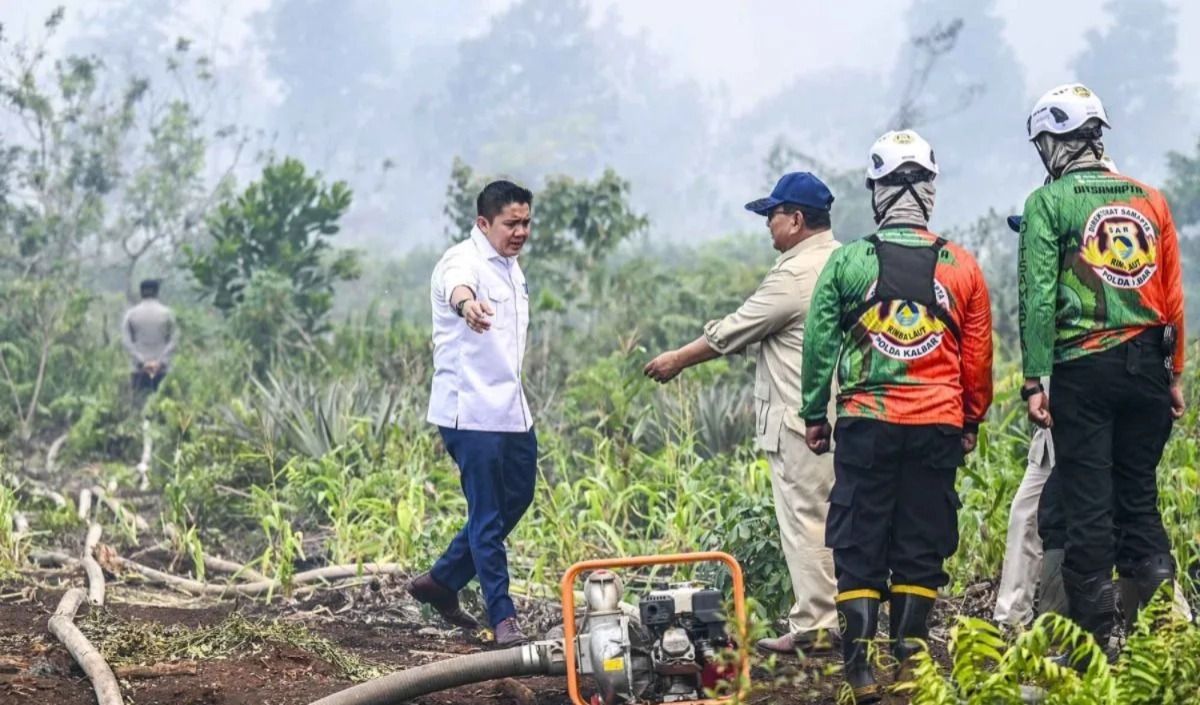 Presiden Prabowo Subianto (ketiga kanan) bersama Sekretaris Kabinet Teddy Indra Wijaya (kedua kiri) meninjau lokasi kebakaran hutan dan lahan (karhutla) di Kawasan Kubu Raya, Pontianak, Kalimantan Barat, Sabtu, 22 Agustus 2026. Presiden Prabowo Subia <b>(Antara)</b>