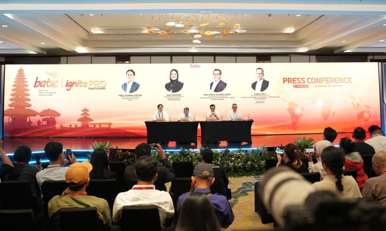 Chief Executive Officer Telin Abdul Rahman Ansyori, Direktur Utama Telkom Dian Siswarini dan Direktur Wholesale &amp; International Service Telkom Budi Satria Dharma Purba saat konferensi pers BATIC 2026 di Nusa Dua, Bali, Selasa (25/8). Mengusung tema &ldquo;Uniting Ecosystem to Drive Connected Progress&rdquo;, BATIC 2026 menjadi platform strategis yang mempertemukan pelaku industri, regulator, penyedia teknologi, hyperscaler, investor, dan pemangku kepentingan digital untuk mendorong kolaborasi serta pertumbuhan ekosistem digital kawasan. 