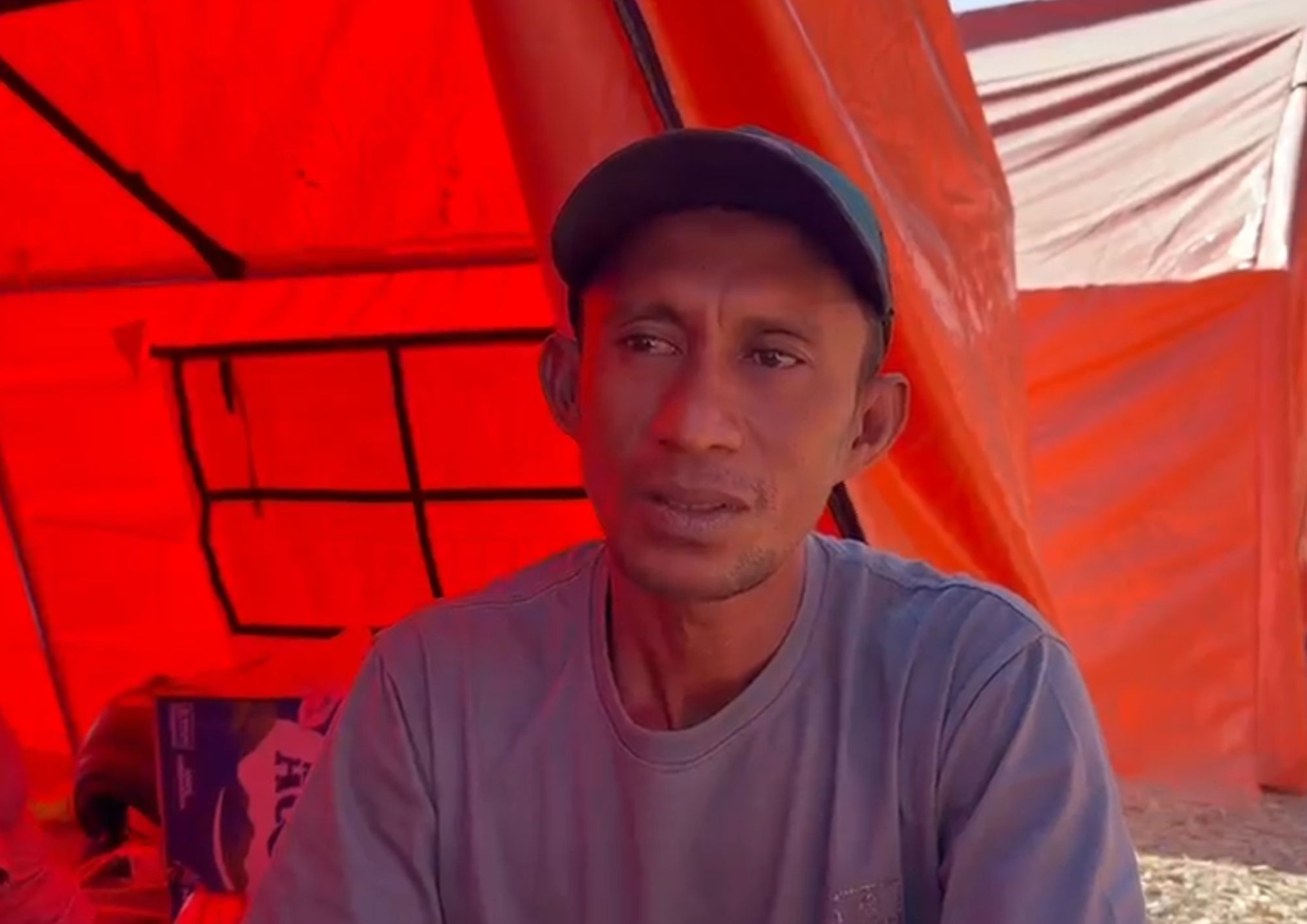 Arif, salah seorang warga terdampak gempa Nagekeo, mengapresiasi bantuan dan pasokan kebutuhan pokok pemerintah yang diterima di tenda pengungsian.