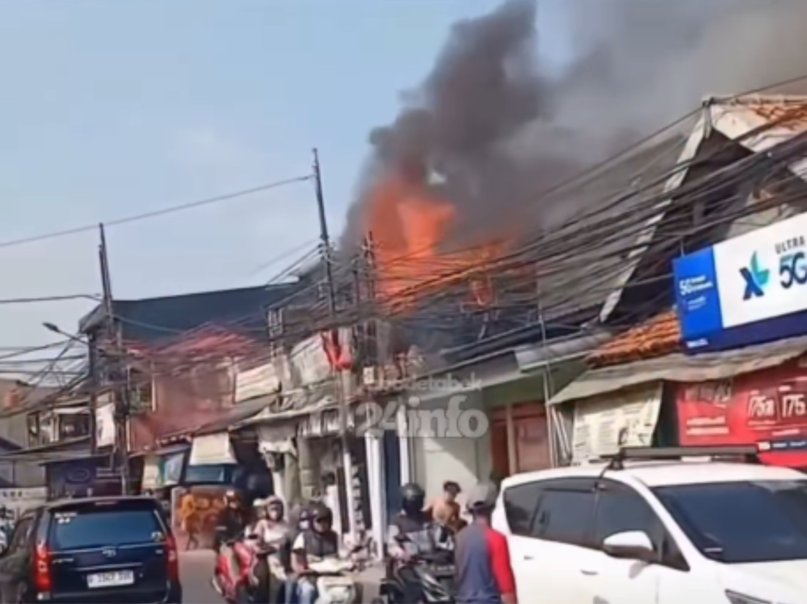 Kebakaran terjadi di kawasan Pangkalan Jati, Cinere, Depok, Rabu (26/8/2026) pagi. Peristiwa tersebut dilaporkan sekitar pukul 08.55 WIB, tepatnya di sekitar depan pertigaan Jalan Rawa Kopi. <b>(jabodetabek24info)</b>