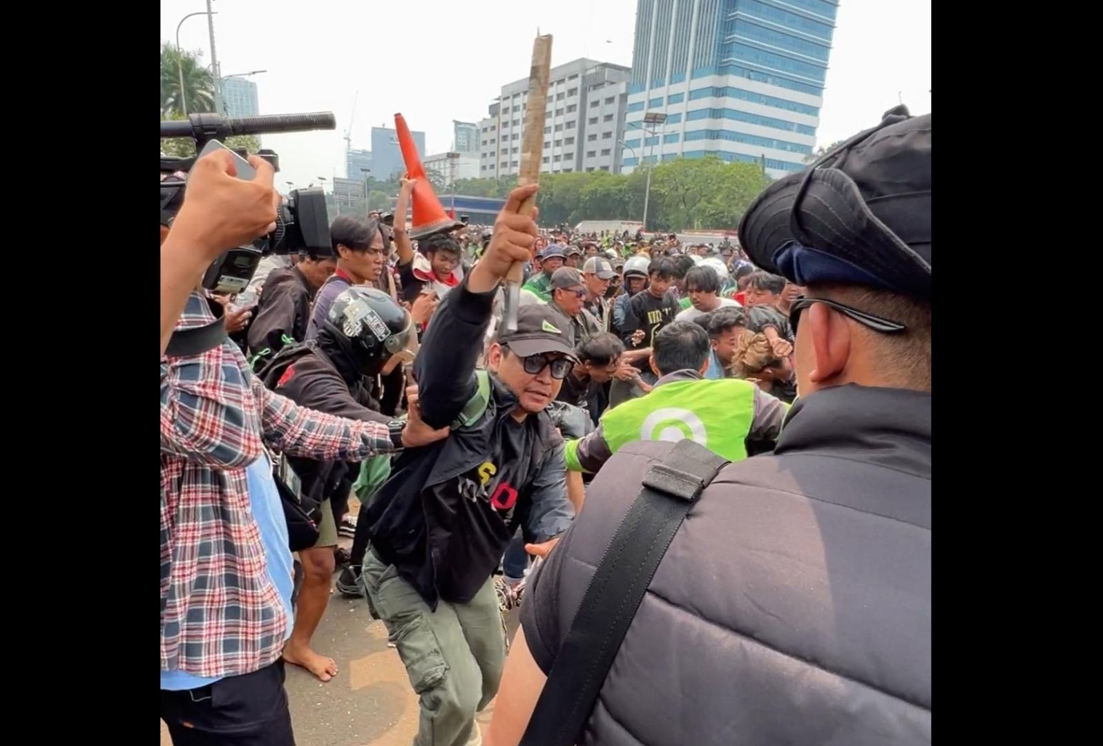 Sebilah golok yang berhasil diamankan dari pria berhelm biru.  <b>(NTVNews.id)</b>