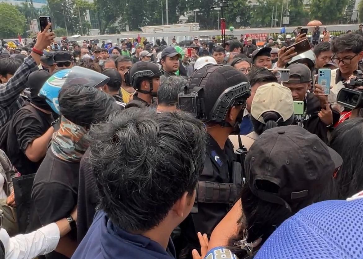 Nampak pria berhelm biru yang mendekati Rieke (topi krem).  <b>(NTVNews.id)</b>