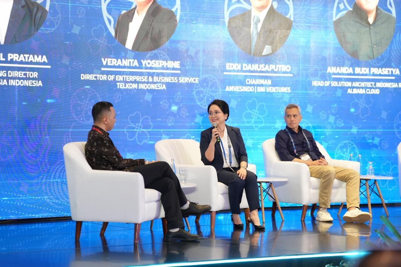 Direktur Enterprise &amp; Business Service Telkom Veranita Yosephine turut hadir sebagai salah satu panelis bersama para pemimpin industri lainnya dalam sesi &ldquo;No Enterprise Transforms Alone: Building the Enablement Ecosystem&rdquo; pada forum ignitePRO sebagai bagian dari rangkaian Bali Annual Telkom International Conference (BATIC) 2026. 