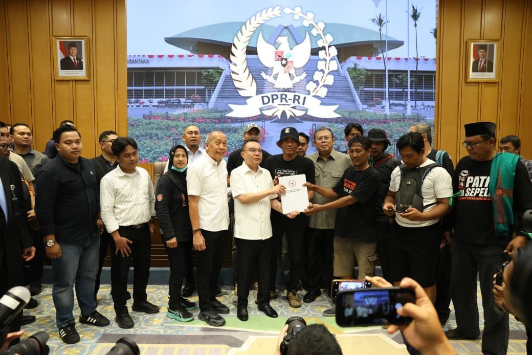 Suasana penyerahan dokumen hasil rapat dan berita acara audiensi antara pimpinan DPR RI dan Aliansi Masyarakat Pati Bersatu (AMPB) di Ruang Abdul Muis, Gedung Nusantara, Jakarta.