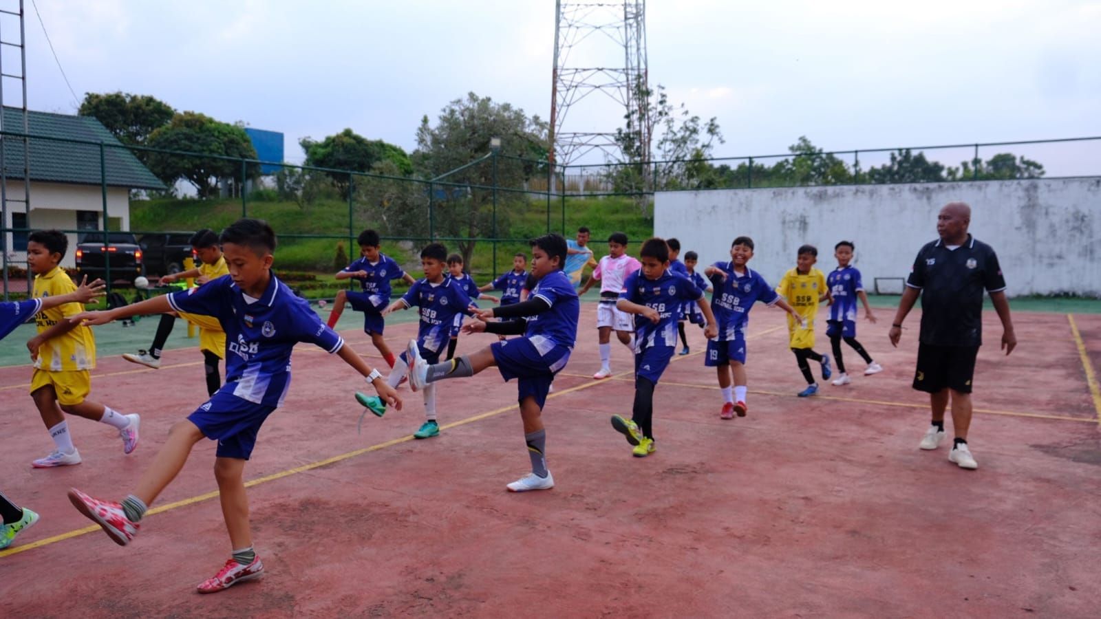 Sesi latihan rutin anak-anak SSB Kolonal di Solok Selatan untuk mengasah kemampuan dan kedisiplinan sejak dini. <b>(Istimewa)</b>