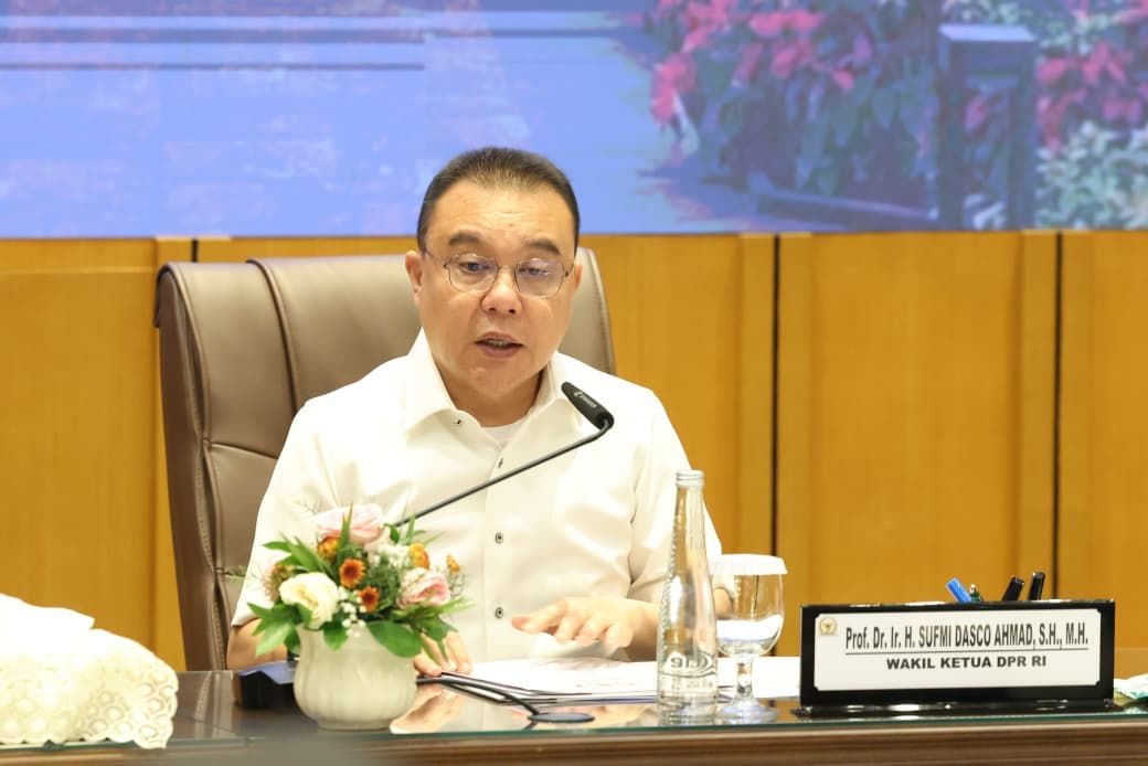 Wakil Ketua DPR RI Sufmi Dasco Ahmad memberikan keterangan saat menerima audiensi perwakilan masyarakat terkait kepastian target penyelesaian RUU Perampasan Aset paling lambat 15 Desember 2026.